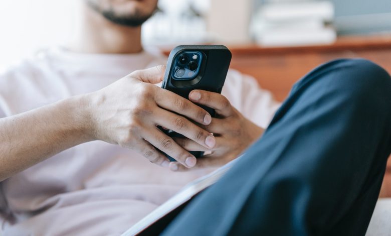 Parents Overusing Phones May Lead to Smartphone Addiction Among Teenagers According to This Study / Digital Information World